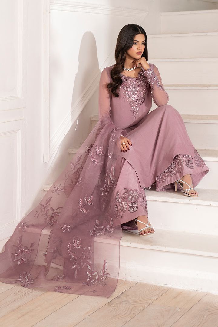 MOST ELEGANT OUTFITT BY IZNIK