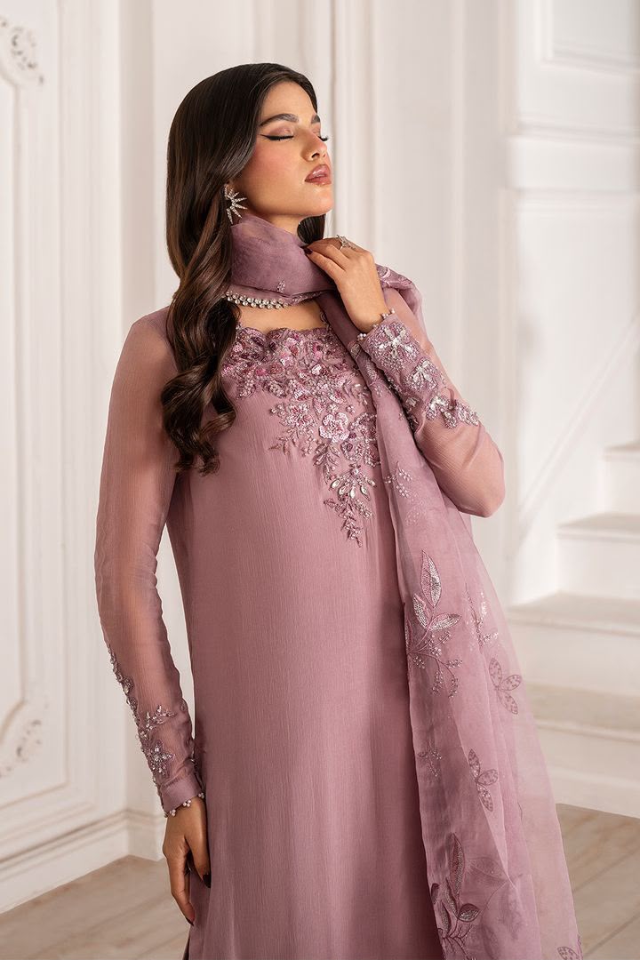 MOST ELEGANT OUTFITT BY IZNIK